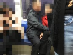 两中年男女车厢内旁若无人的亲热  坐姿看呆乘客