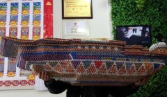 重庆男子用1.2万张废旧彩票叠出“航母”