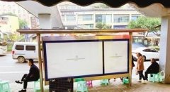 重庆一公交站多了10张爱心凳  谁放的？