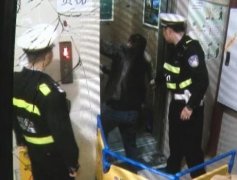 两男子被困电梯半小时 上下不得心慌慌