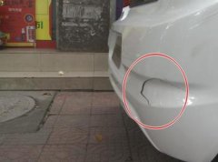 光天化日踢坏新车 邻居：挂了我的脚