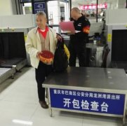 好险！花甲老人欲携烟花爆竹乘车被查