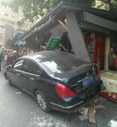 轿车爬陡坡刹车失灵 一路后遛冲进商铺