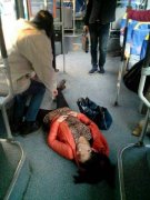 女子公交上突发疾病 司机当机立断改道就医
