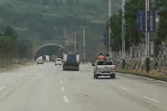 货车当客车用，硬塞9个大汉上路
