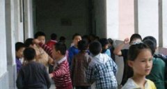 几个男同学经常一起疯闹 儿子带着伤痕回来了