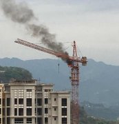 在建小区燃起熊熊大火 现场浓烟滚滚