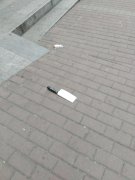 菜刀从天而降  楼下全是过路的行人