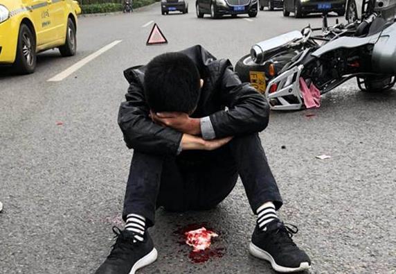 摩托车驾驶员受伤较重,头部出血。
