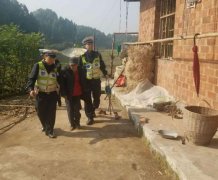 97岁老人赶集理发体力不支难回家