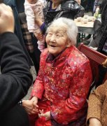璧山一广场人头攒动 数千人前来沾寿星喜气