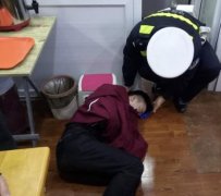 吃着面的他突然呼呼大睡叫都叫不醒 究竟发生了什么