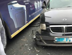 公交起步进二转盘 后面突然撞上来了一辆小车