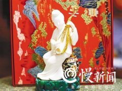 重庆男子4根头发上刻出600多字《琵琶行》