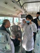 公交车上老人口吐白沫 驾驶员紧急助其脱险