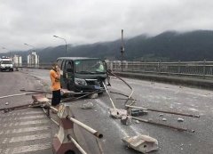 车头撞上道路护栏 钢管插进驾驶室与司机擦肩而过