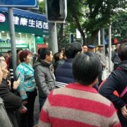 年轻孕妇与大妈当街争吵 还往别人门市里泼水