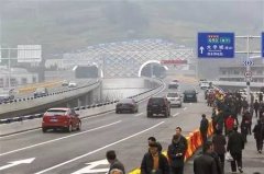隧道内公交失控玩“漂移” 小车对直撞过去