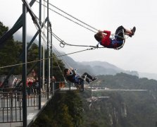 重庆市民悬崖边上荡秋千找刺激