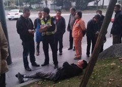 撞上小车后不顾头部流血 起来就先推车