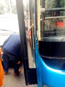 面包车路边卸货与公交车擦挂 双方司机争吵近半小时