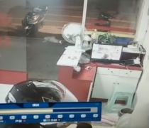 店里深夜来了不速之客   店主上个厕所被盗两部手机