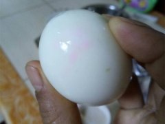 鲜鸡蛋煮熟蛋清变成红色 女子不知能否食用