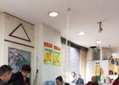 商场里一股水柱突然从天而降 工作人员拖消防水管堵住