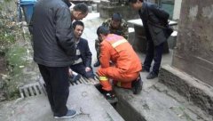 只顾埋头看手机 一脚踩空脚被卡在排水沟里拿不出