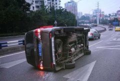 面包车开着开着  突然冲进路边花台