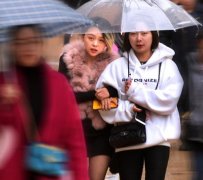 寒潮突袭气温骤降 重庆市民全副武装出行