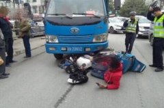 男子骑车戴耳机出事故 走路、骑车“请把耳朵叫醒”