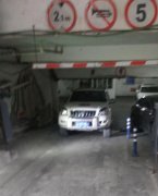 车出库需出示付款凭证  女子一怒之下弃车而去