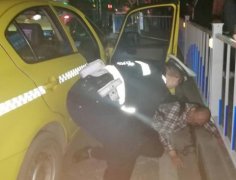 淡定“的哥”遇上醉酒男吐满出租车  警民联手将其送回家中