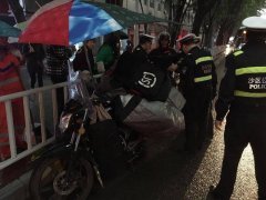 摩托车和越野相撞他被压在了摩托车下 不能动弹
