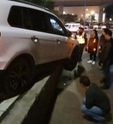 新手女司机停车不听劝 车子冲出路沿悬半空