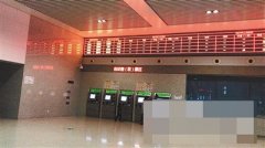 女子火车站遇“假帮忙” 被收10元手续费