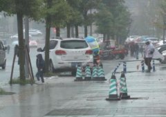 两百米路段现十个大洞 过路就像闯关