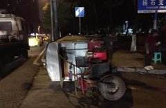 为抢时间加速转弯 操作不当连撞三车
