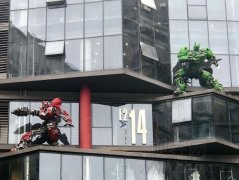 重庆这栋楼  楼顶有变形金刚 还有人玩跑酷