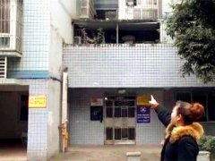 搭上钢棚她家也被遮完了 不搭楼上又要倒汤汤水水