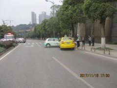 轿车路口急转弯 “漂移”后连撞三回才刹住