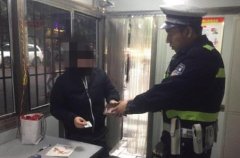 女子听他人报警捡到钱包 发现原来是自己的