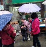 重庆一包子铺吊顶突然脱落  现场一片狼藉