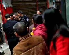 他问价格 同伙抓起手提包就跑