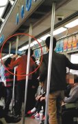 孩子车厢玩闹打到乘客 大人不道歉反踢人