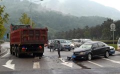  慈母山往茶园方向大货车逆行撞上小轿车