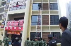 老人把自己反锁家中出不来  消防官兵爬窗民警开锁救出她