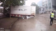 拉了手刹的货车“离奇”下溜  撞门撞墙损失惨重