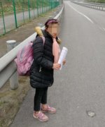 险！重庆一小学生竟在高速路上行走